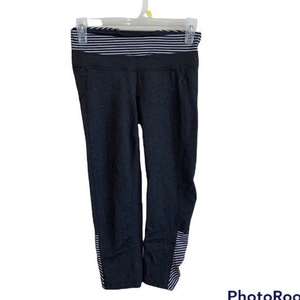 🎀 3/$20 Athleta women’s XS striped balance cropped leggings‎